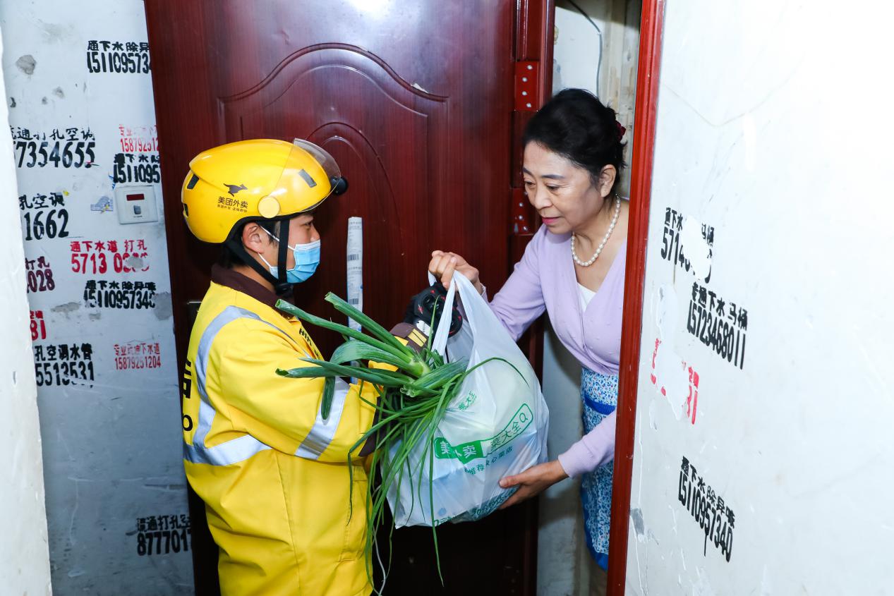 （丁阿姨在家就能收到菜大全打包齊全的暖心菜）