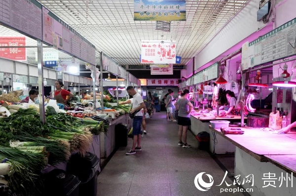 碧海花園第二農貿市場內人來人往