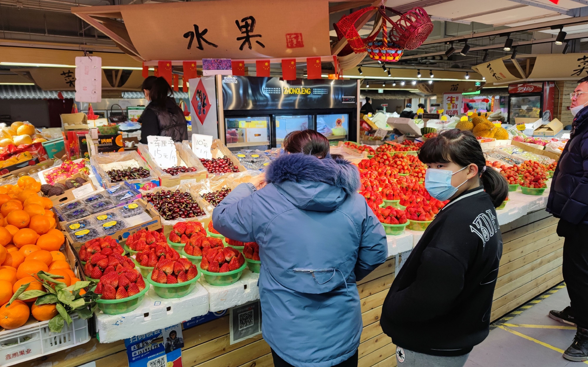 北京望京地區(qū)一家菜市場(chǎng)里，市民正在挑選水果。新京報(bào)記者 王巍 攝